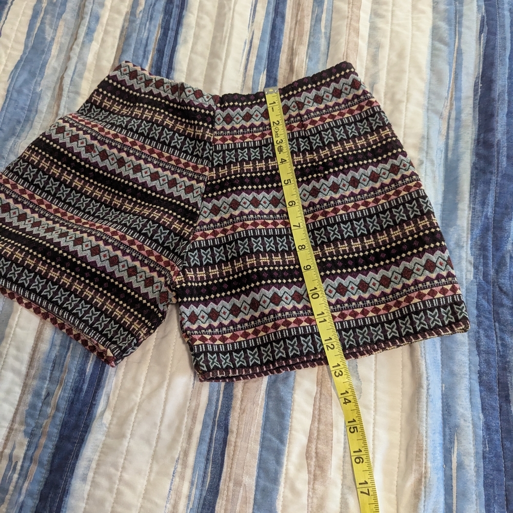 Tribal Patterned Women's Shorts - Picture 5 of 5